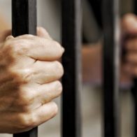 Solicitan un año de prisión preventiva para hombre que ahorcó a su pareja frente a sus hijas