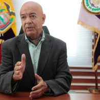¡Sin dar motivos! Renuncia el ministro de Defensa de Ecuador