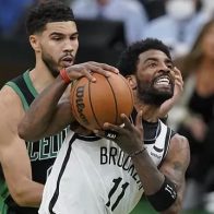 NBA multa Kyrie Irving por "gestos obscenos" a fanáticos de los Celtics