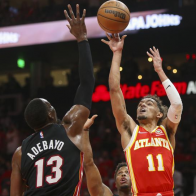 Tiro de Trae Young da primer triunfo a los Hawks sobre el Heat en playoffs de la NBA
