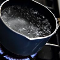 Apresan a mujer que quemó a su pareja con agua caliente mientras discutian