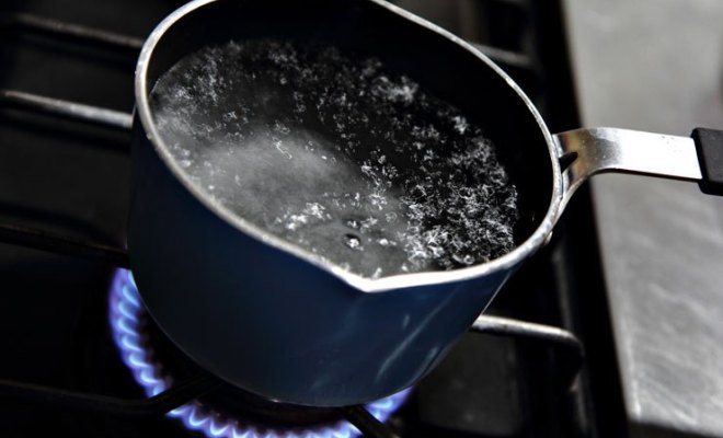 Apresan a mujer que quemó a su pareja con agua caliente mientras discutian