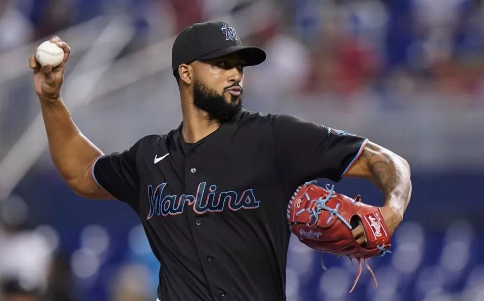 Lanzador dominicano, Sandy Alcántara logra salida de calidad y vence a los Filis