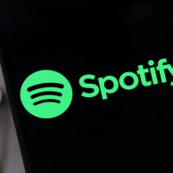 El servicio de transmisión de audio Spotify decidió suspender su servicio en Rusia a partir del 11 de abril en medio de la operación militar en Ucrania, según un comunicado publicado este jueves en el sitio web oficial de la compañía. A la pregunta de si Spotify volverá a estar disponible en Rusia en el futuro, el equipo ha respondido que el servicio no está disponible por el momento, pero ha asegurado que avisarán cuando la situación cambie. Sin embargo, según el comunicado, los usuarios pueden cambiar el país de la cuenta y utilizar el servicio, pero solo si se encuentran en la región a la que han cambiado de ubicación.