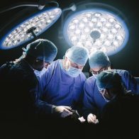 Joven descubre a su doctora mirando video en YouTube de como operarle un quiste