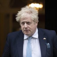 Dimite ministro para Irlanda del Norte en protesta contra Boris Johnson