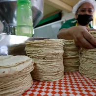 La inflación impacta los precios en las esenciales tortillerías de México