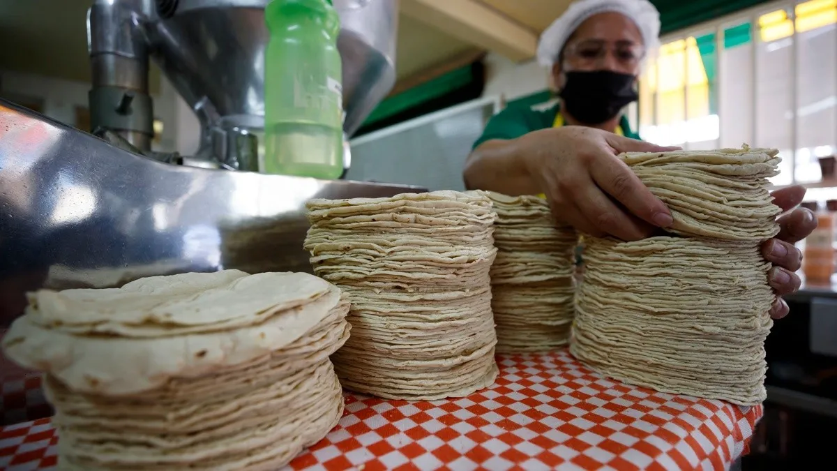 La inflación impacta los precios en las esenciales tortillerías de México