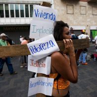 Activistas venezolanos hacen "viacrucis" por crisis en servicios públicos