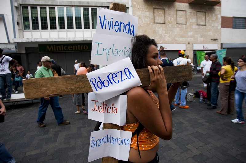 Activistas venezolanos hacen "viacrucis" por crisis en servicios públicos