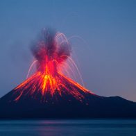 Indonesia eleva alerta por erupción del volcán Anak Krakatau