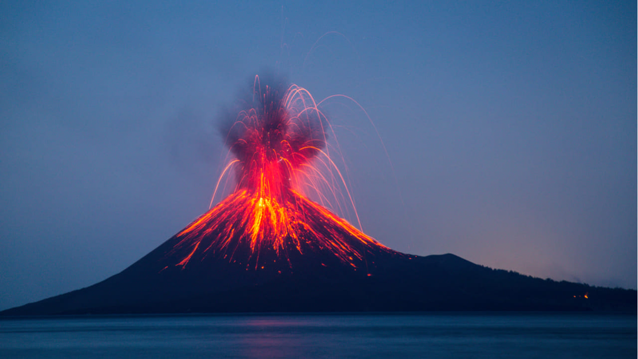 Indonesia eleva alerta por erupción del volcán Anak Krakatau