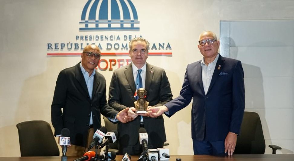 Fedodim entrega “Premio Juan Pablo Duarte a la Transparencia” a Neney Cabrera