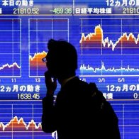 El yen sigue su caída frente al dólar y toca su mínimo desde mayo de 2002