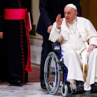 El papa utiliza silla de ruedas por fuerte dolor de la rodilla