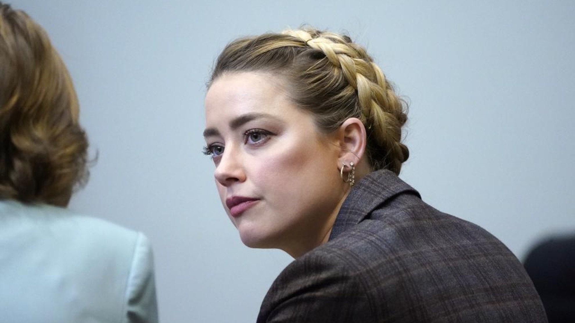 Secretos de Amber Heard: Un padre abusivo y una acusación de su ex por un trío con Elon Musk