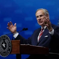 Gobernador de Texas defiende las armas de fuego y ve "equivocado" su control