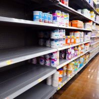 Biden anuncia nuevas medidas para solucionar la escasez de leche para bebés