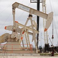 Petróleo de Texas baja un 3,2% y cierra por debajo de los 100 dólares