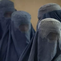 Talibanes ordenan a las presentadoras de televisión que se cubran el rostro