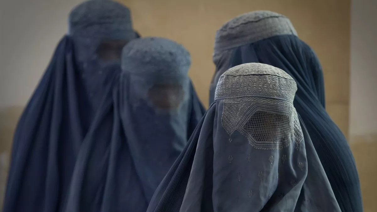 Talibanes ordenan a las presentadoras de televisión que se cubran el rostro