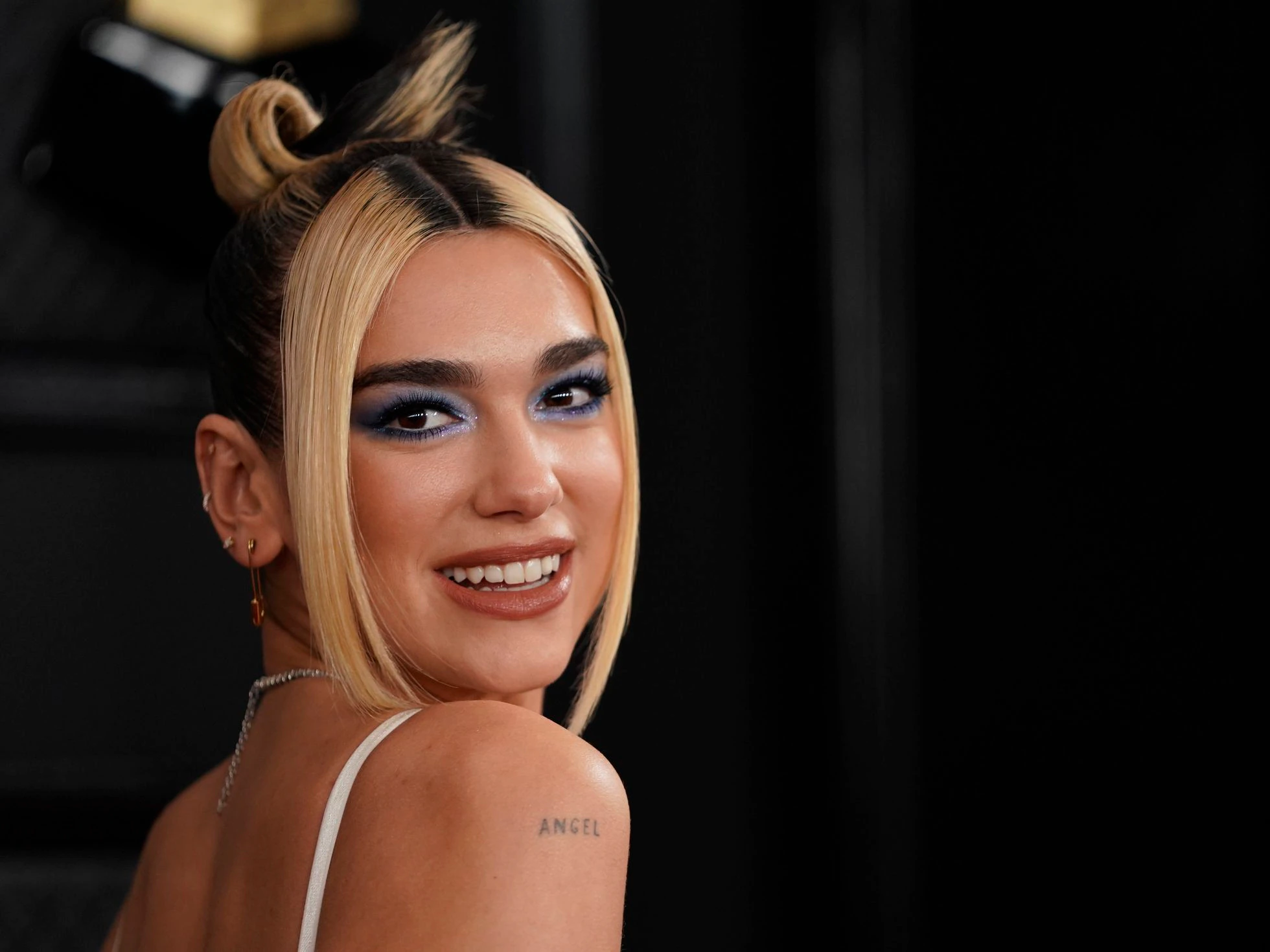 Dua Lipa enloquece las redes tras pronunciar insultos típicos