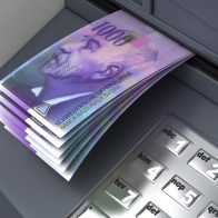 El Gobierno de Suiza anunció este jueves que actualmente en el país permanecen bloqueados los activos rusos por valor de 6.300 millones de francos suizos (6.330 millones de dólares) en el marco de las sanciones por el operativo del Kremlin en Ucrania. Sin embargo, la cifra supone una reducción desde el 7 de abril, cuando las autoridades reportaron que tenían congelados 7.500 millones de francos en activos rusos. Según aclaró ante la prensa en Berna el jefe del departamento de relaciones económicas bilaterales de la Secretaría de Estado para Asuntos Económicos (SECO), Erwin Bollinger, se descongelaron los fondos que estaban bloqueados como medida cautelar. En total, Suiza liberó 3.400 millones de francos que estaban congelados provisionalmente, al tiempo que bloqueó 2.200 millones de francos adicionales. Bollinger indicó que las cifras pueden fluctuar en ambas direcciones y que "la cantidad de activos bloqueados no es un indicador de la calidad de la aplicación de las sanciones" antirrusas.