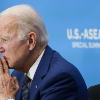 Biden se confunde y llama "presidenta" a Kamala Harris