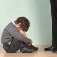 Despiden en EEUU a directora escolar tras arrastrar por el suelo a alumno autista