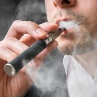 Alertan sobre riesgos a la salud por uso alternado de cigarros normales y electrónicos