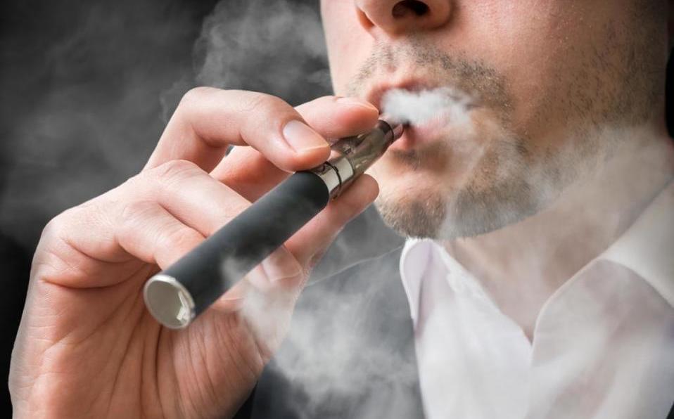 Alertan sobre riesgos a la salud por uso alternado de cigarros normales y electrónicos
