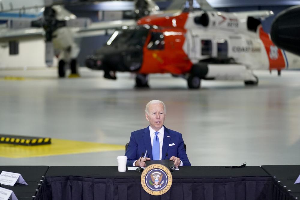 Biden advierte de "otra complicada temporada de huracanes"