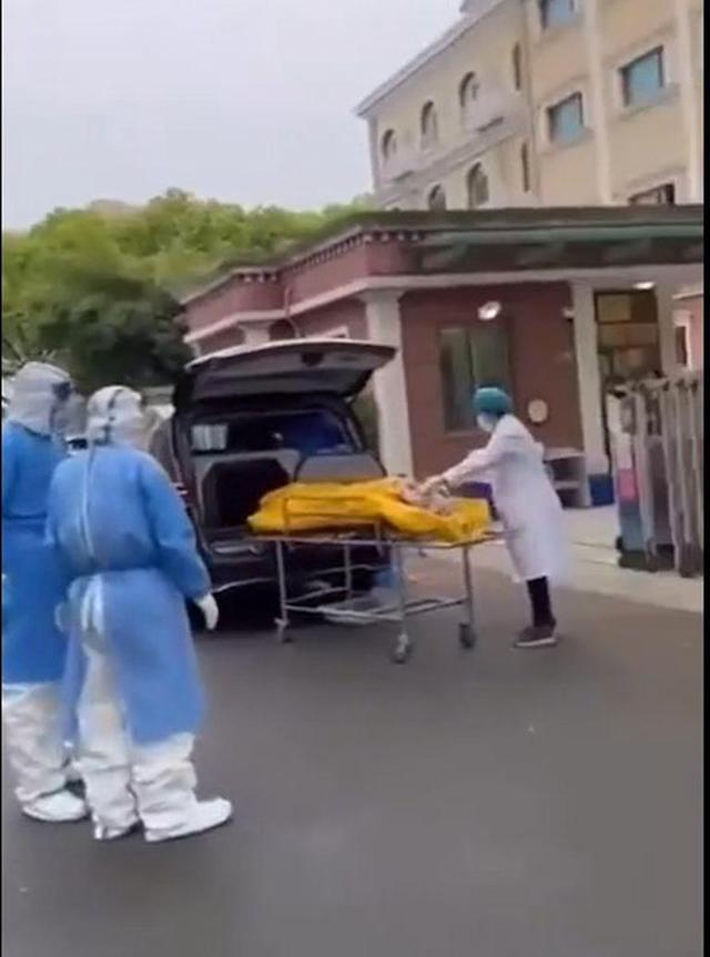 Destituyen funcionarios en Shanghái tras traslado de anciano vivo en bolsa de cadáveres