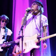 Johnny Depp actúa por sorpresa junto a Jeff Beck en Inglaterra