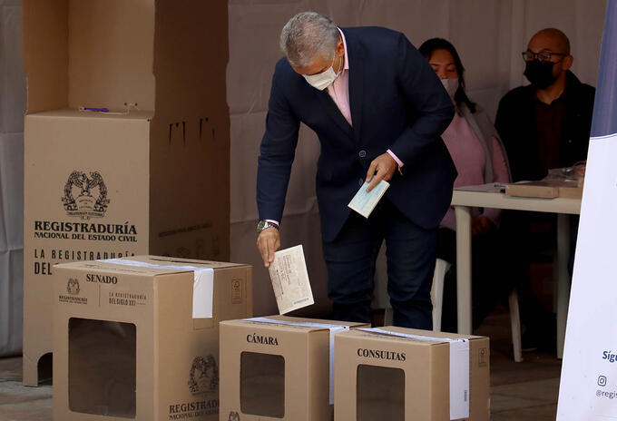 Iván Duque acude a las urnas y pide a colombianos ejercer voto "sin odio"