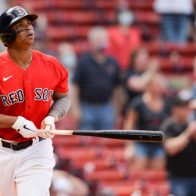 Jonrones de Devers y Martínez le dan el triunfo a los Medias Rojas
