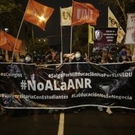 Miles marchan contra las reformas educativas en Perú