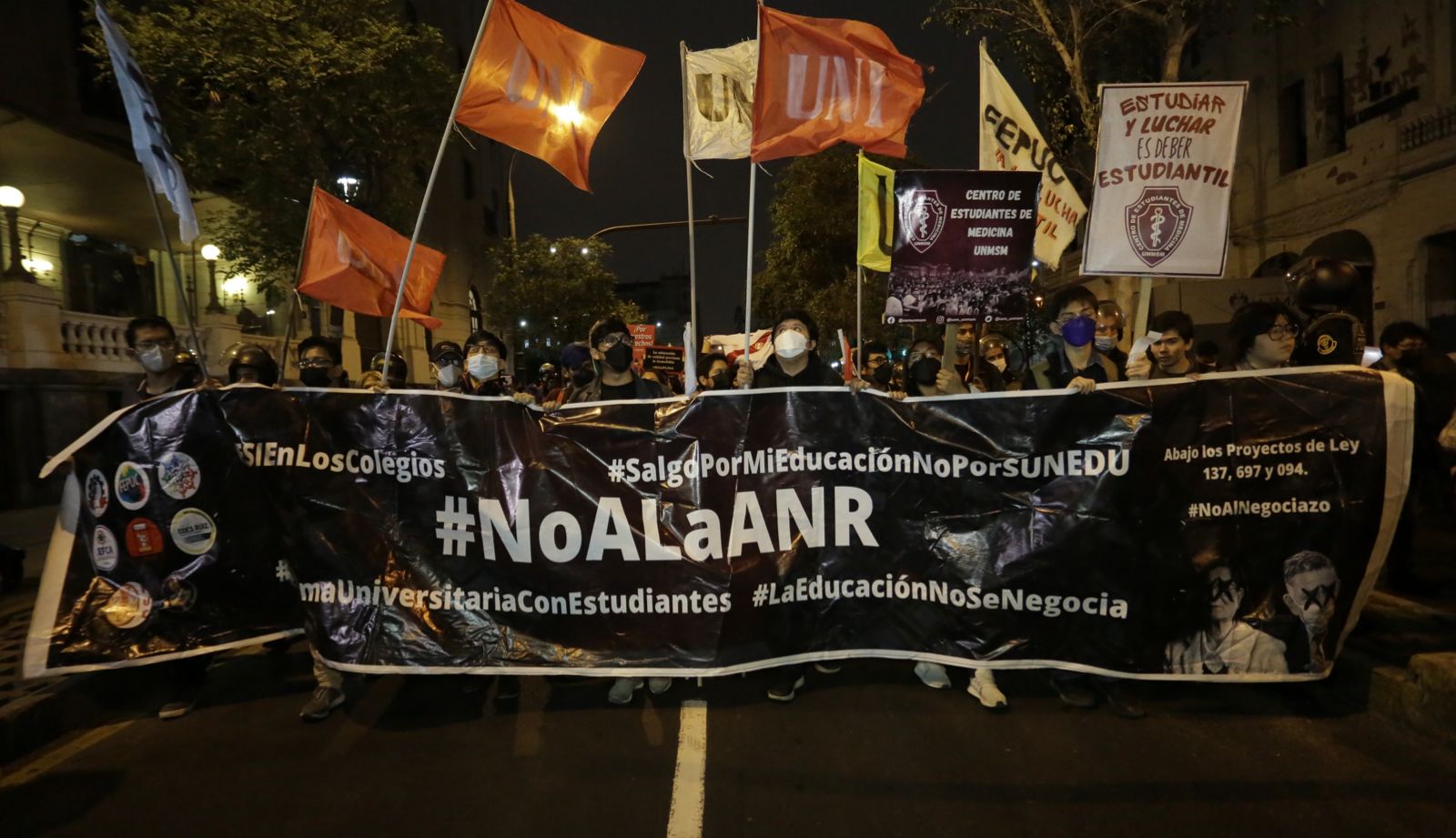 Miles marchan contra las reformas educativas en Perú