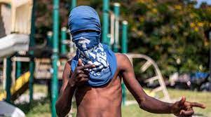 Niños de la calle en pandilla en Haití