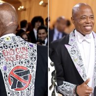 Alcalde de Nueva York se presenta en la MET Gala con mensaje contra las armas