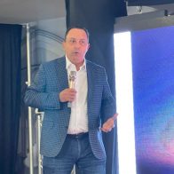 Coach dominicano inicia talleres sobre finanzas personales en Montreal