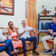 Abinader y ministro Carlos Bonilla entregan viviendas reparadas en La Zurza