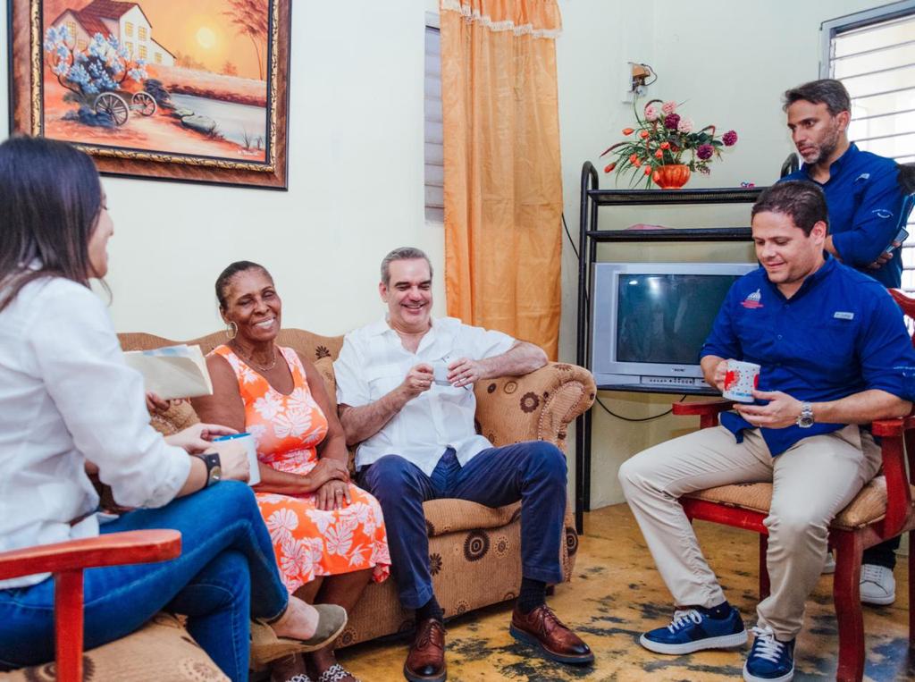 Abinader y ministro Carlos Bonilla entregan viviendas reparadas en La Zurza