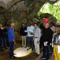 Diputados visitan Cuevas del Pomier y comprueban minera agrede el medio ambiente de la zona SANTO DOMINGO. – La Comisión Permanente de Medio Ambiente de la Cámara de Diputados se trasladó hasta las Cuevas Del Pomier en la comunidad de Borbón, provincia San Cristóbal donde pudo comprobar el peligro que representa para ese patrimonio cultural la explotación minera en la zona. El presidente de la comisión, Juan Medina, explicó que la visita al lugar, es para enterarse de cosas que los diputados no saben, pero que la comunidad está muy convencida del peligro que representa la explotación minera para ese monumento histórico. La investigación se realizó en el marco del conocimiento de una resolución introducida a la Cámara de Diputados, en la que se recomienda al presidente de la República integrar una comisión interinstitucional con los ministerios de Medio Ambiente y Recursos Naturales, Cultura y Energía y Minas para la conservación y detención de la explotación minera en las Cuevas Del Pomier. Los miembros de la comisión procedieron a escuchar a representantes de la comunidad de Borbón, quienes coincidieron en afirmar que la empresa minera Productos de Calcio C.Por A. (hoy Dominicana de Cales-Docalca). Los diputados, luego de escuchar la opinión de los miembros de la comunidad, indicaron que también van a escuchar las opiniones de los propietarios de la empresa minera y a los funcionarios de los ministerios de Medio Ambiente, de Energía y Minas y de Turismo. “Pero lo importante es que esta atrocidad que se está cometiendo pueda ponérsele fin y si no ponerle fin regularlo”, expresó el presidente de la Comisión. El diputado Dionisio de la Rosa, proponente de la iniciativa, expresó que la resolución es un clamor de la comunidad El Borbón, en la provincia de San Cristóbal. El primero en hacer uso de la palabra fue Florentino Adames, representantes de varias organizaciones religiosas y comunitarias, quien expresó su preocupación por lo que propuso un próximo encuentro para continuar discutiendo el tema. José Corporán, de la Fundación Cuevas El Pomier, saludó la visita de los diputados por someter una propuesta de esa naturaleza al tiempo de asegurar que pocos países en el mundo tienen el privilegio de la República Dominicana de contar con un monumento cultural como es la Cuevas del Pomier. “Y a lo menor nosotros como dominicanos y como sancristobalenses no les hemos dado la importancia que este patrimonio requiere, donde se respete el área de amortiguamiento que es unos 300 metros”, expresó José Corporán. Los participantes en la actividad se quejaron de lo irresponsables que han sido las diferentes mineras que explotan los recursos naturales en la zona, los cuales no devuelven nada a la comunidad. Los comunitarios de igual forma se quejan de los daños que está causando a la salud de los habitantes de la comunidad, asegurando que son muy frecuentes los pacientes aquejados de cáncer de pulmón, por el polvillo que emanan de la explotación de la cal. En la actividad también hicieron uso de la palabra José Almonte de la Asociación de Mineros Artesanales, Marcelino Corporán, William Alcántara del Cluster turístico de San Cristóbal y José Jiménez. De igual forma también los diputados de la provincia y los miembros de la comisión expresaron su disposición en continuar con el estudio de la iniciativa para que la explotación minera en la zona se realice de forma responsable y no agredir el medio ambiente como está ocurriendo en la actualidad. Los diputados hicieron un recorrido por las Cuevas del Pomier, donde pudieron comprobar que ciertamente la empresa minera no está respetando el área de amortiguamiento del patrimonio cultural. En la actividad participaron los diputados Juan Medina, presidente de la comisión, Frank Guerrero, José Horacio Rodríguez, Eddy Montás, Nelso9n de la Rosa, Román de Jesús, Idenia Doñé y Mercedes Rodríguez.