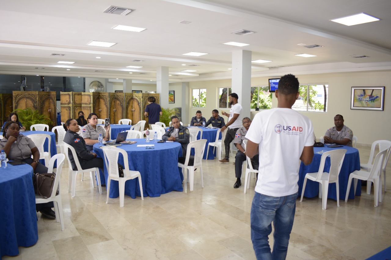 Realizan taller para fortalecer colaboración entre comunidad y la Policía