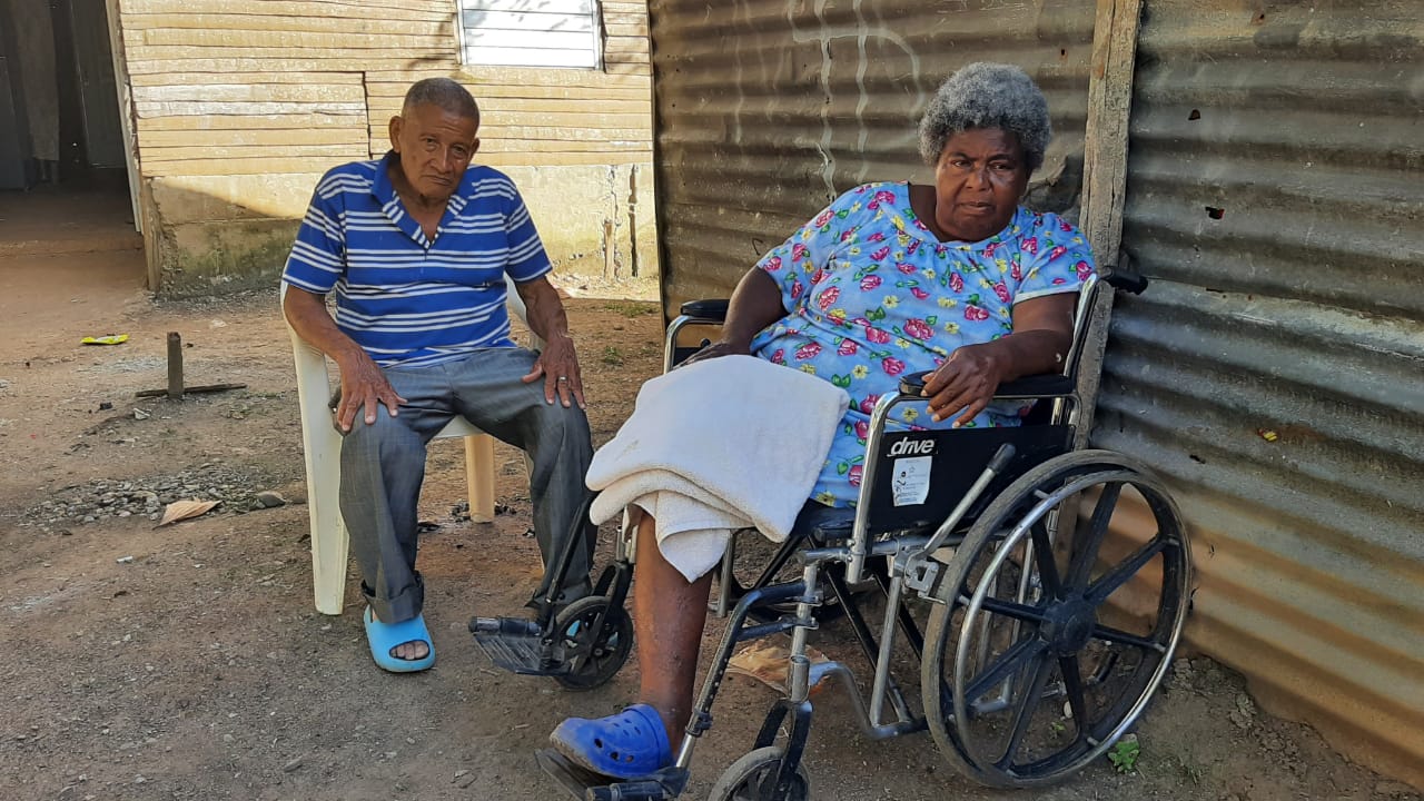 Esposos que perdieron su vivienda por incendio en Yamasá, claman por ayuda