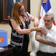 Abinader recibe cuarta dosis de la vacuna contra la Covid-19