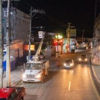 ASDN inicia alumbrado de toda la avenida Hermanas Mirabal para fortalecer seguridad ciudadana Santo Domingo.- La Alcaldía de Santo Domingo Norte (ASDN), informó que inició el alumbrado de toda la avenida Hermanas Mirabal, Villa Mella, en procura de disminuir los accidentes de tránsito, asaltos, robos y otros delitos en el municipio. La Dirección de Comunicaciones de la ASDN, destacó que el alcalde Carlos Guzmán dispuso con urgencia que iniciaran dichos trabajos, a fin de prevenir hechos delictivos y contribuir con la seguridad ciudadana de todos los habitantes del municipio. “La seguridad ciudadana es parte fundamental de nuestra gestión. Por tal razón nuestra Alcaldía está enfocada en eliminar la zonas y puntos oscuros de las avenidas, evitando hechos lamentables”, señaló el alcalde de Santo Domingo Norte SDN. El comunicado de prensa indica que los trabajos iniciaron la pasada semana, donde se tiene pensado colocar más de 300 lámparas leds de muy buena calidad en toda la avenida Hermanas Mirabal. “Estamos trabajando día y noche para iluminar la principal avenida del municipio, para lo cual contamos con cientas de lámparas leds donadas por empresarios y adquiridas por la Alcaldía”, destacó Maikeel Zarzuela, encargado de Alumbrado Público del cabildo. Agregó que también iluminarán algunas columnas de la línea 1 del Metro de Santo Domingo, refiriendo que los trabajos llevarán varias semanas, dependiendo de los materiales que vayan adquiriendo. Iluminación de barrios y comunidades La ASDN lleva varios meses desarrollando un programa de alumbrado e iluminación en distintos barrios y comunidades del municipio, llevando mejores condiciones a los entornos y espacios, procurando el bienestar de los ciudadanos. Con lámparas donadas y adquiridas por la Alcaldía, se vienen iluminando decenas de sectores, contribuyendo a la seguridad ciudadana. Hasta la fecha, decenas de barrios de Villa Mella, Los Guaricanos y Sabana Perdida, han sido totalmente iluminados.