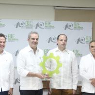 Industriales de Haina entregan reconocimiento a presidente Abinader
