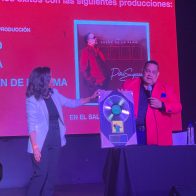 Peña Suazo recibe Disco de Oro por el tema “Mi mujer me gobierna”